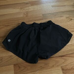 Lululemon low rise 2.5 hotty hot shorts